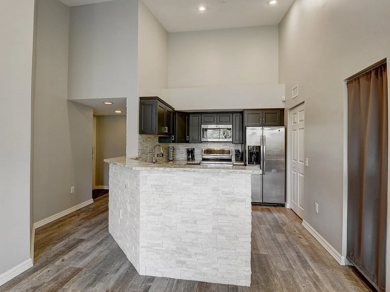 3 bed, 2.0 bath, 1233 sqft, $2,800 — Photo 2