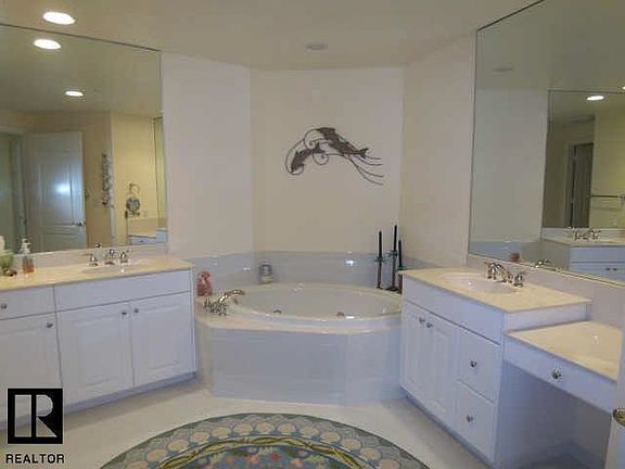 Master Bath w Jaczzi and separate shower 
