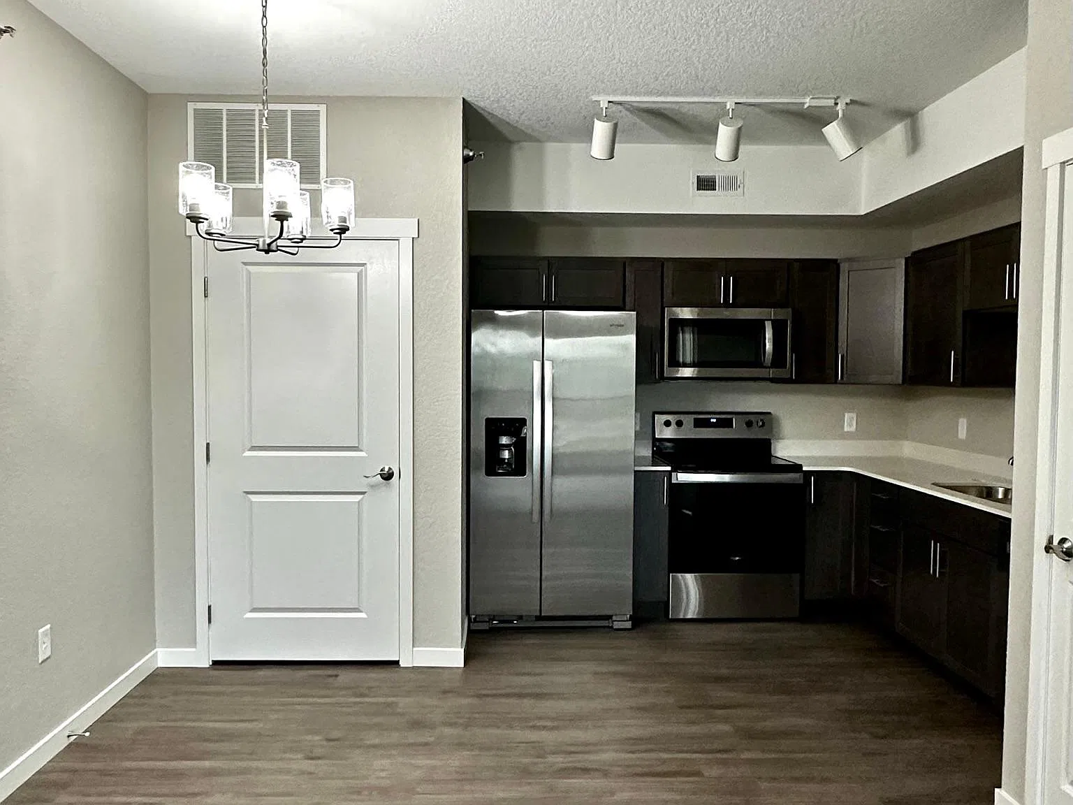 2 bed, 1054 sqft, $1,200 — Photo 3