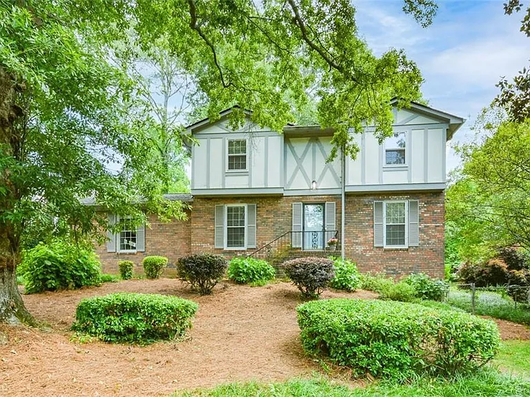 435 Stonebridge Dr — Photo 4