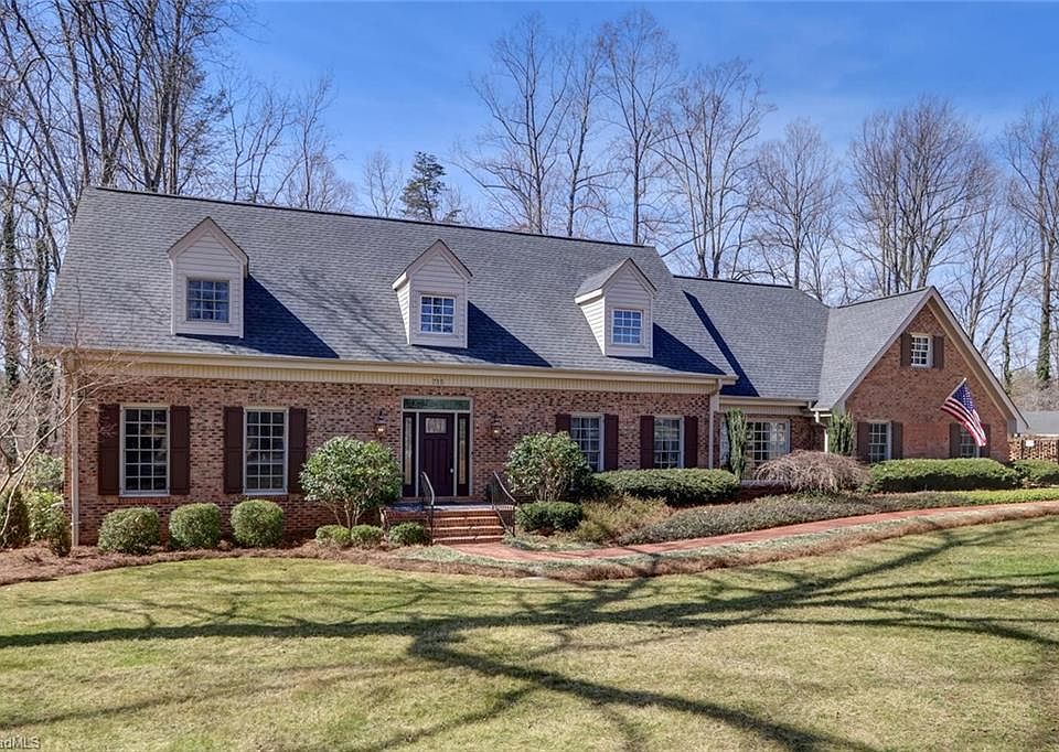 1st image of 715 Country Club Dr