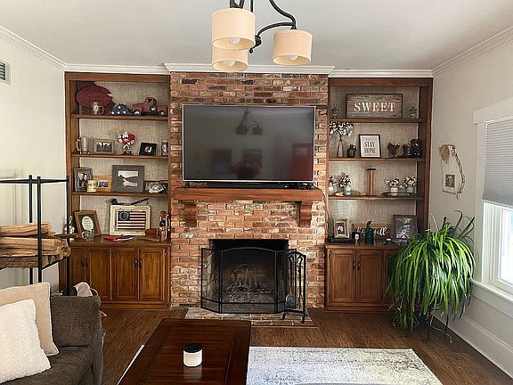 Living room with fireplace 