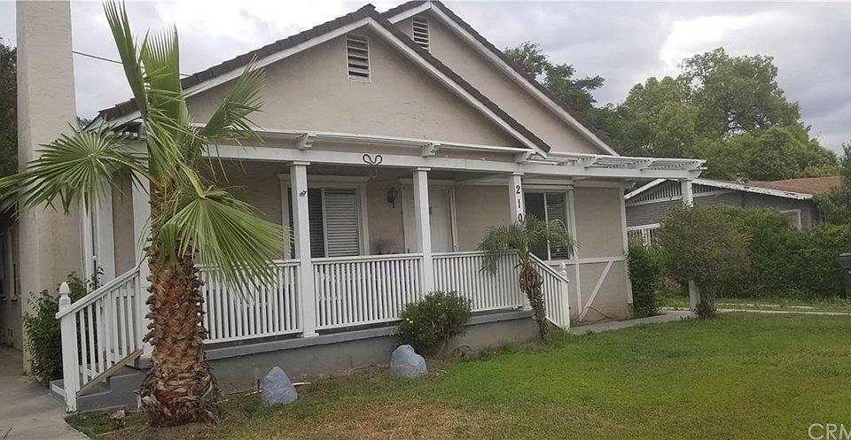 1st image of 210 E 9th St