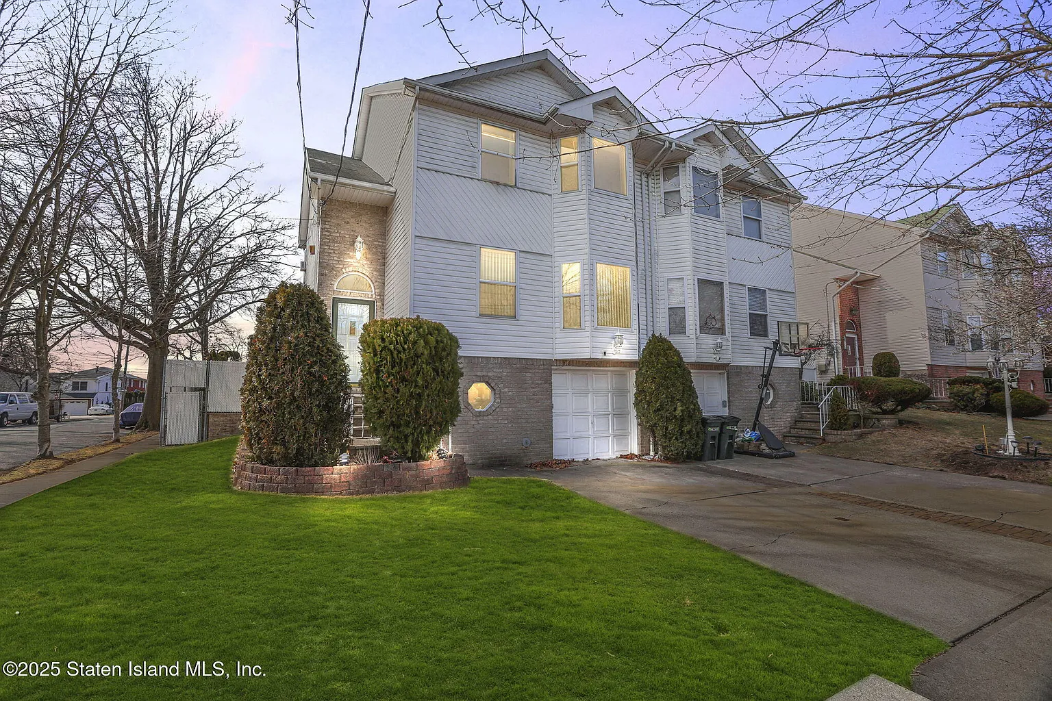 186 Thornycroft Ave photo 1