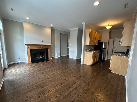 3rd image of 3215 N Wilton Ave Unit E