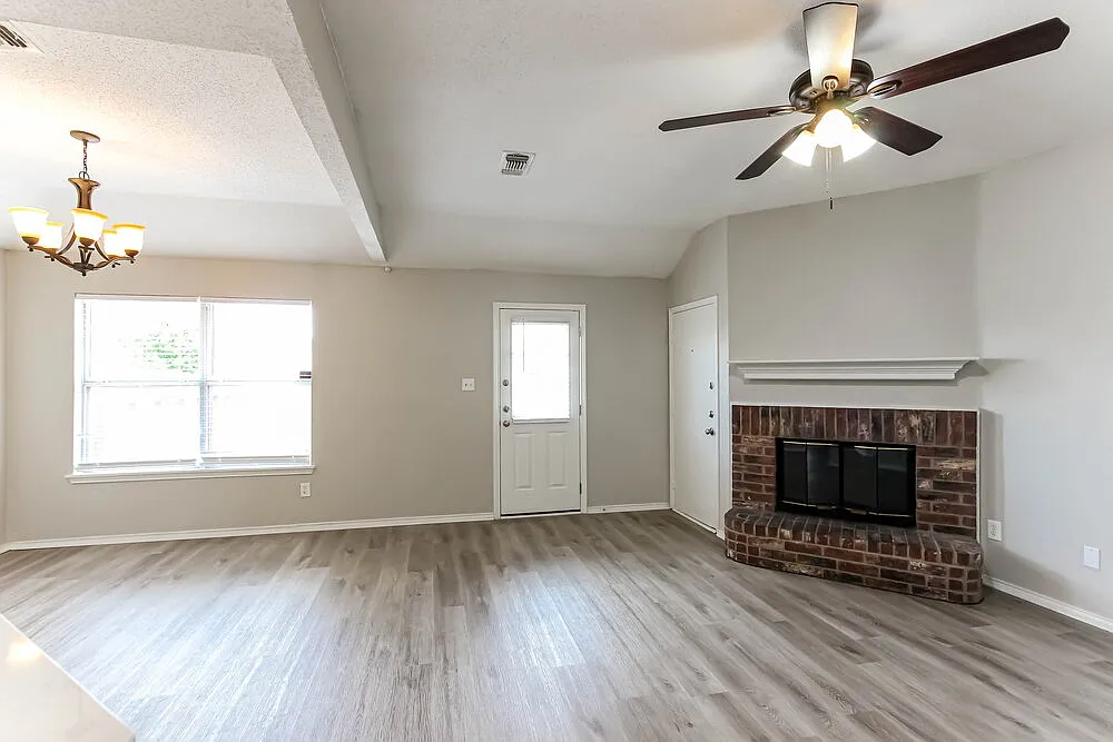 3 bed, 2.0 bath, 1414 sqft, $1,960 — Photo 4