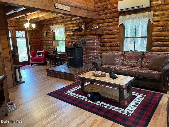 2nd image of 115 Hopkins Ln