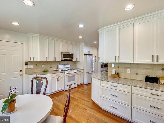 3rd image of 8936 Edgewood Dr