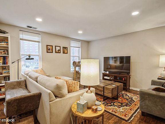 2nd image of 2646 N Lincoln Ave #2F