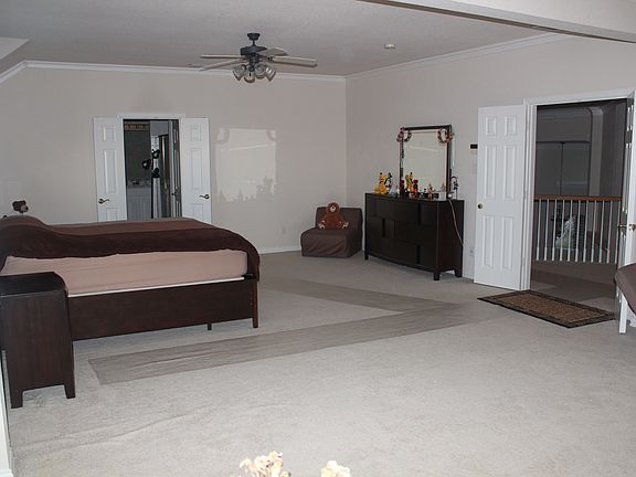 3rd image of 905 Glen Meadow Ct
