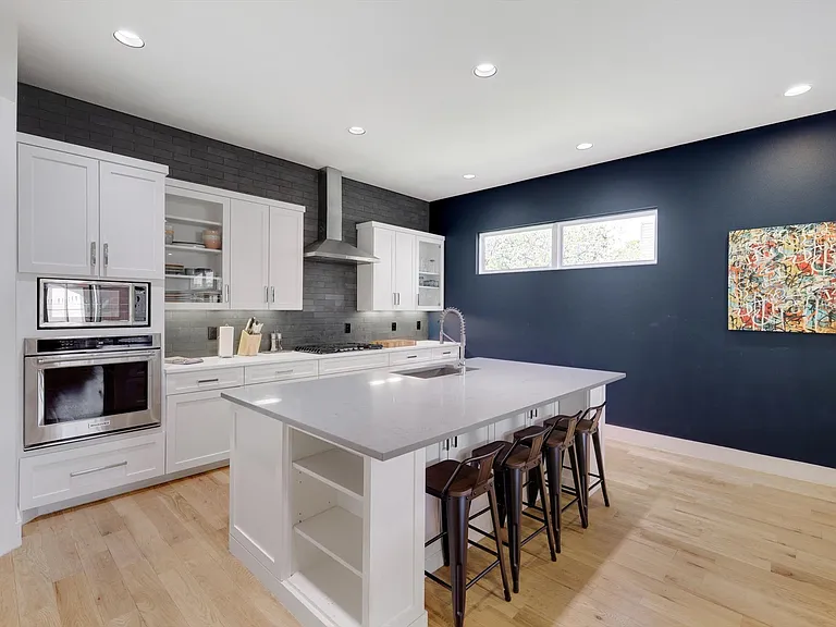 2421 Throckmorton St — Photo 10