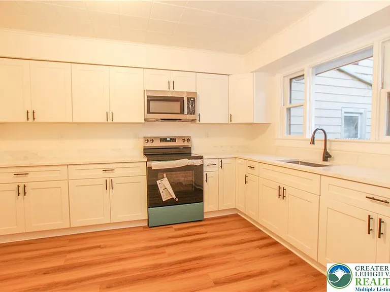 109 W Saint Joseph St — Photo 5