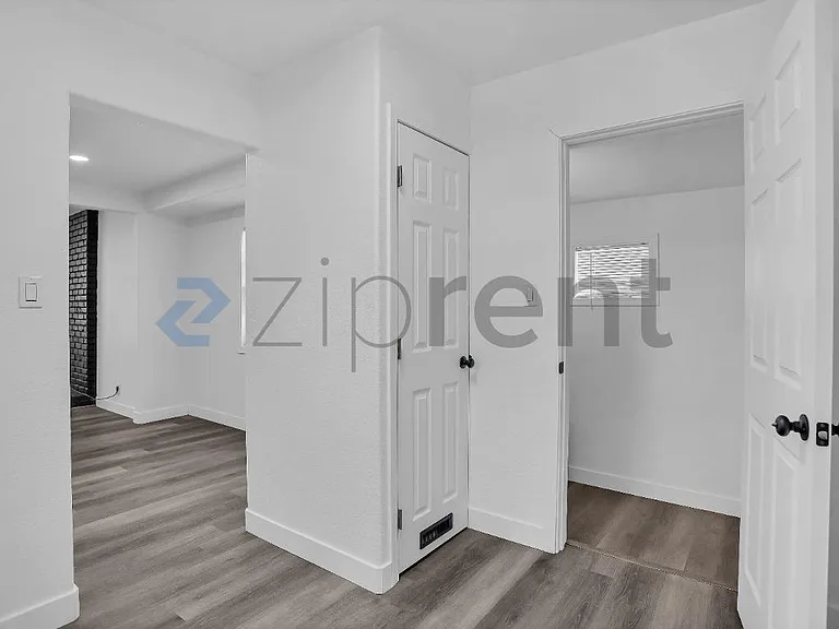 503 W Fountain Way — Photo 14