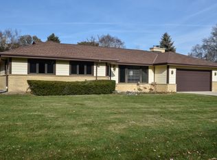 2238 W Acacia Rd, Glendale, WI 53209