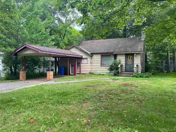 1602 Gray St, Marquette, MI 49855
