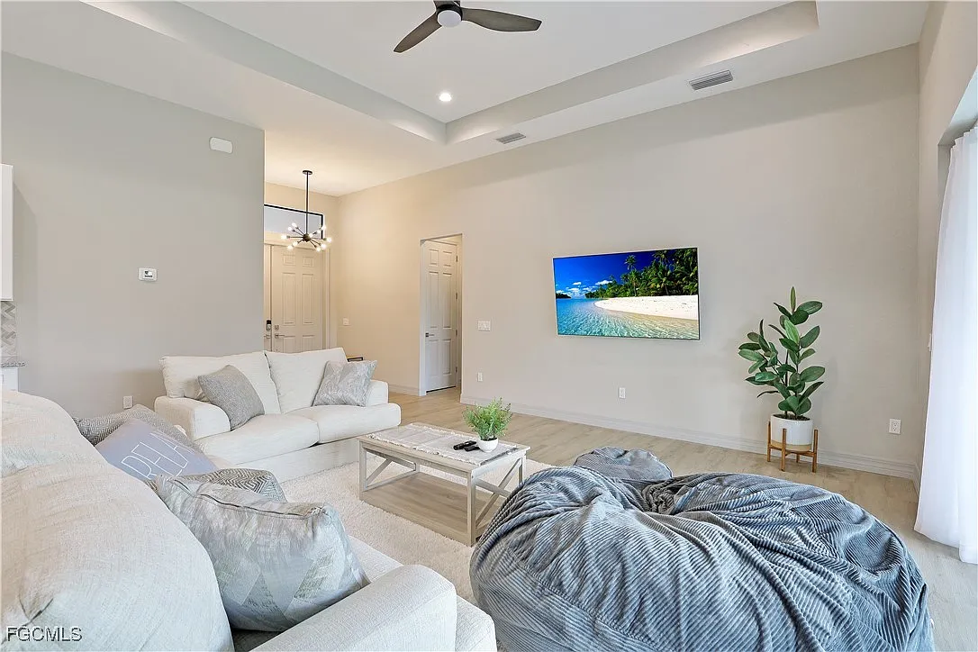 3 bed, 2.0 bath, 1885 sqft, $4,000 — Photo 3