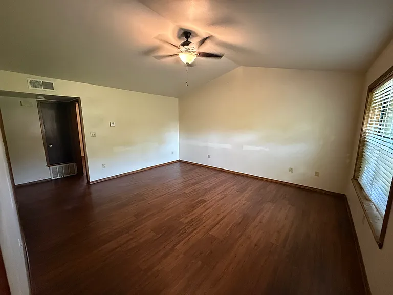 2632 W C St — Photo 2