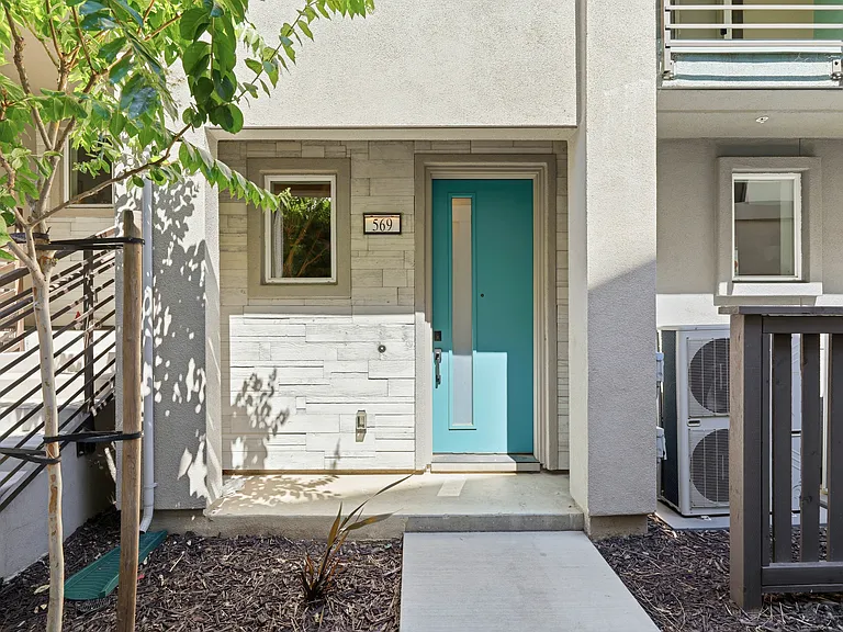 569 Yale Way — Photo 3