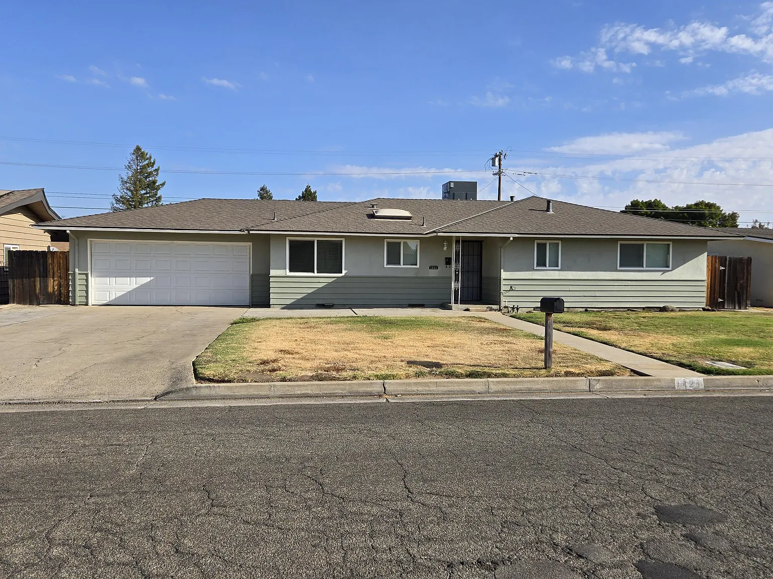 3 bed, 1376 sqft, $2,100 — Photo 1