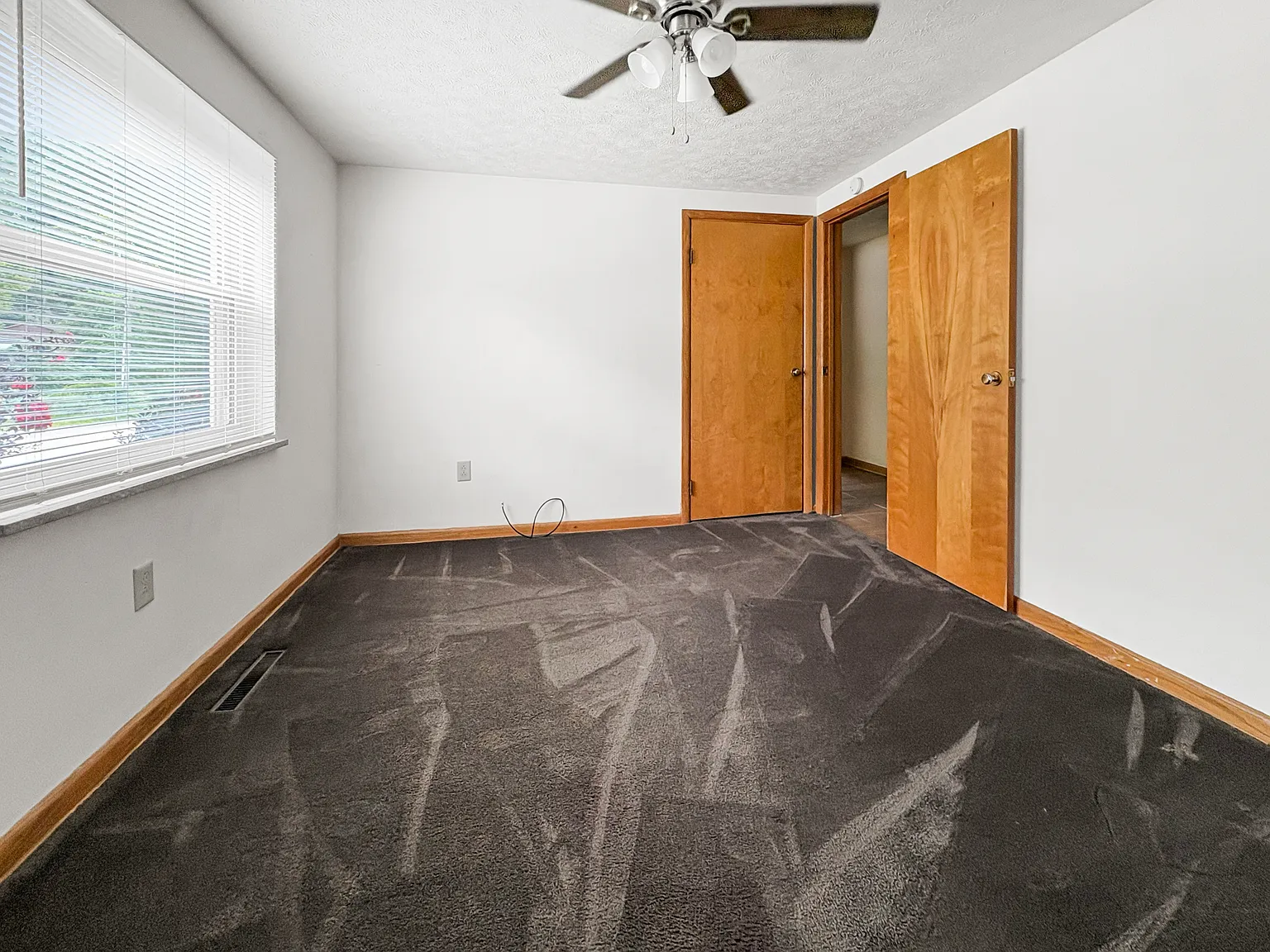 Spacious 3 Bedroom Home ? Convenient Charleston Location! — Photo 2