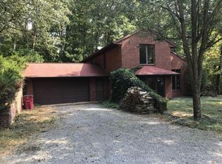 230 Go Away Ln, Berkeley Springs, WV 25411
