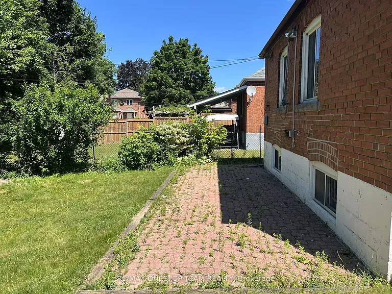 936 Pharmacy Ave — Photo 24