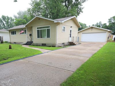 1611 S 17th St, Grand Forks, ND, 58201