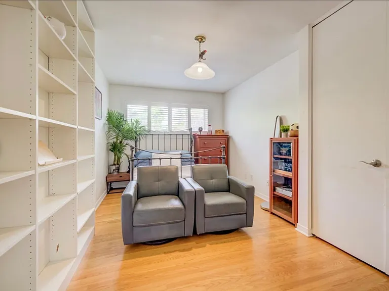 209 Willowdale Ave — Photo 3