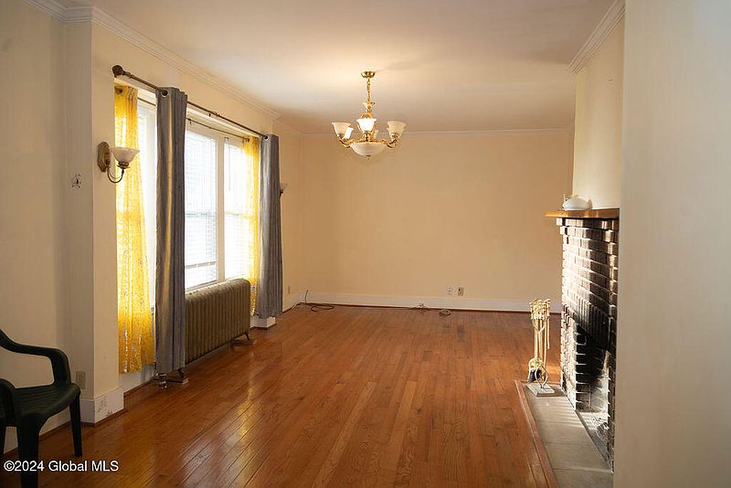 4th image of 409 Bedford Road