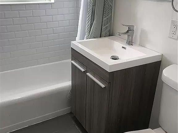 5th image of 2201 NE 14th Ave APT 4