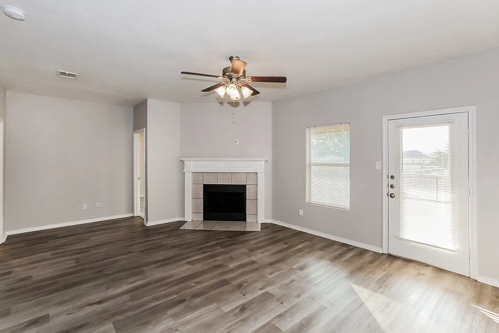 3 bed, 2.0 bath, 1944 sqft, $2,235 — Photo 3