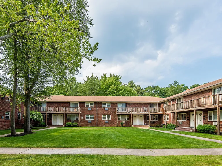 2-3 Stratford Apartments — Photo 6