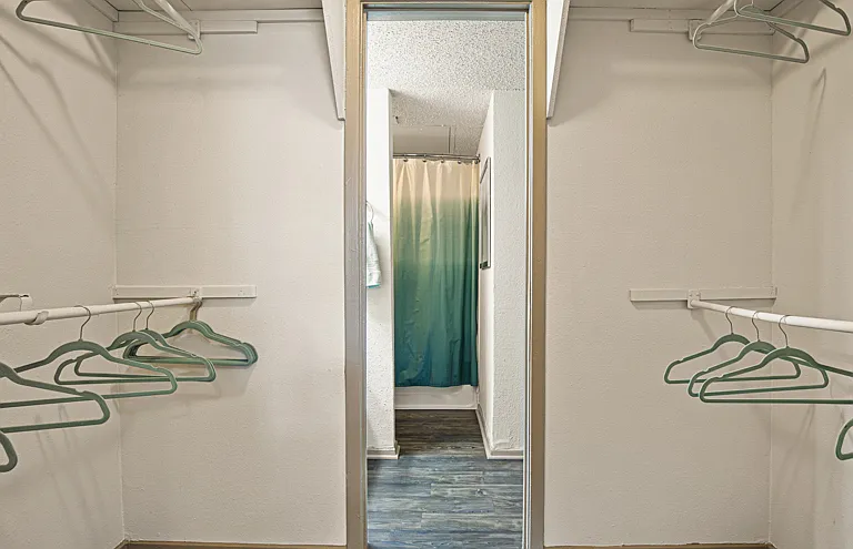 Oaks of Lewisville Apartments — Photo 17