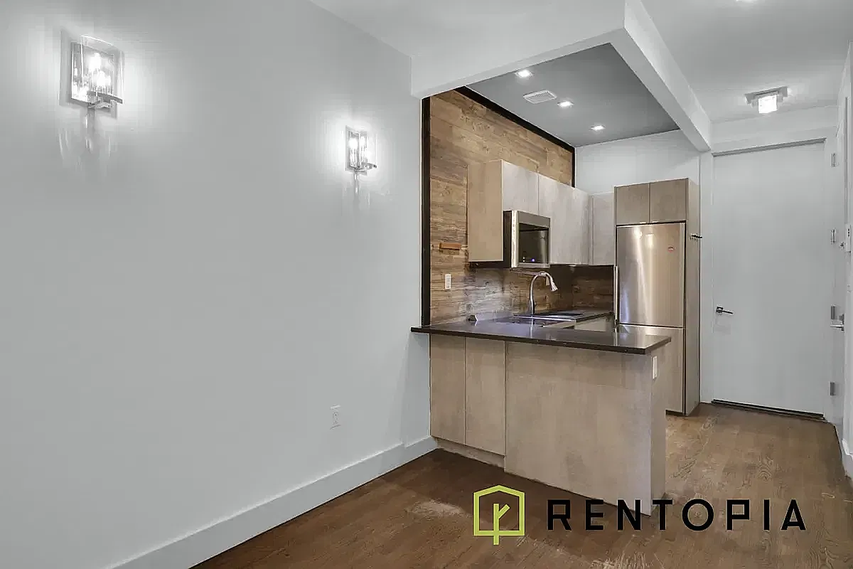 376 Graham Avenue — Photo 2