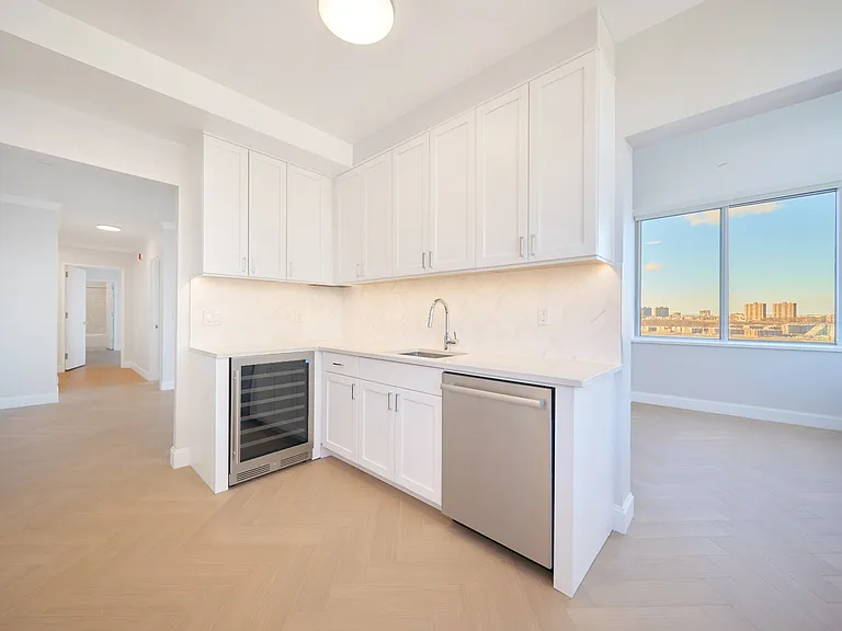 160 Riverside Blvd #20A — Photo 9