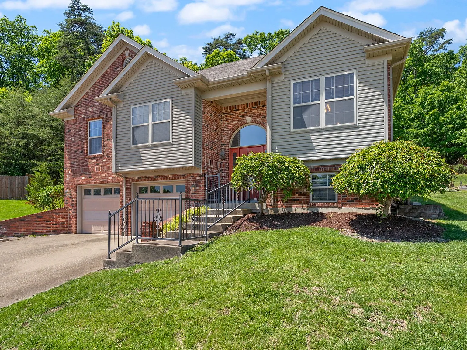 3 bed, 3.0 bath, 2328 sqft, $2,450 — Photo 3