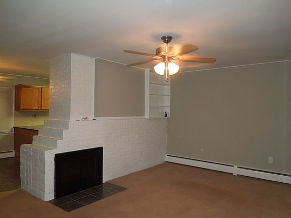 Livingroom w/fireplace