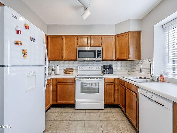 2nd image of 921 W UNIVERSITY Drive #1045