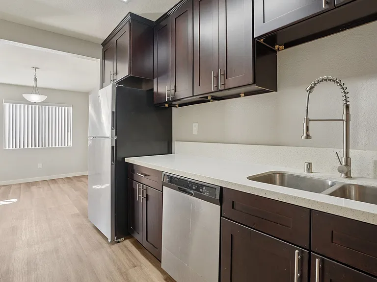 Chadron Apts — Photo 22