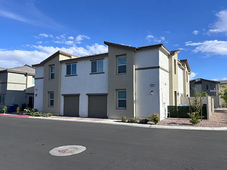 2833 Champagne Gold Ave — Photo 1