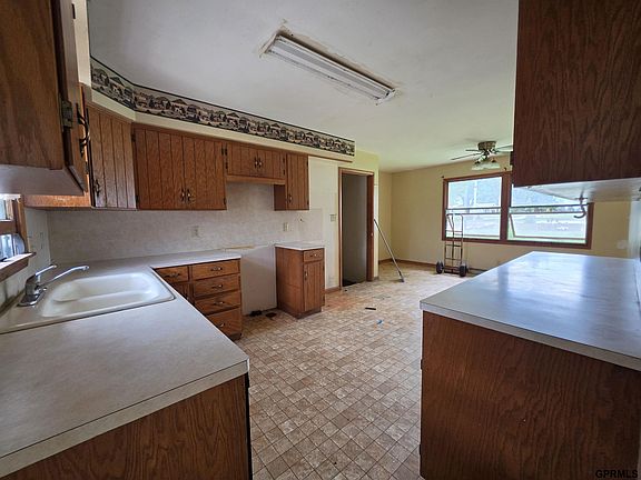 3rd image of 612 E Elm St