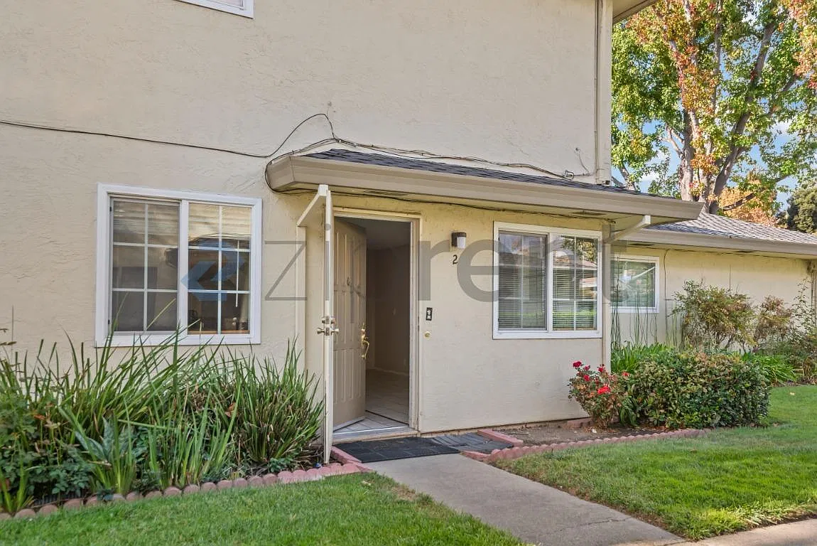 2 bed, 903 sqft, $2,730 — Photo 2