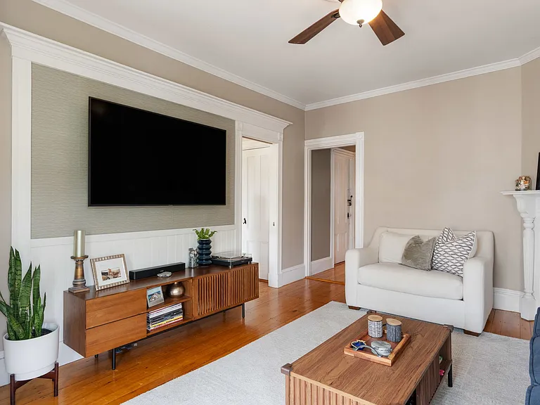 639 E 7th St #3 — Photo 3