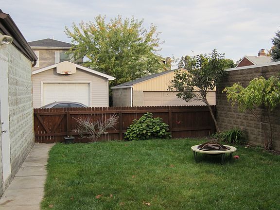 Private, fenced-in yard