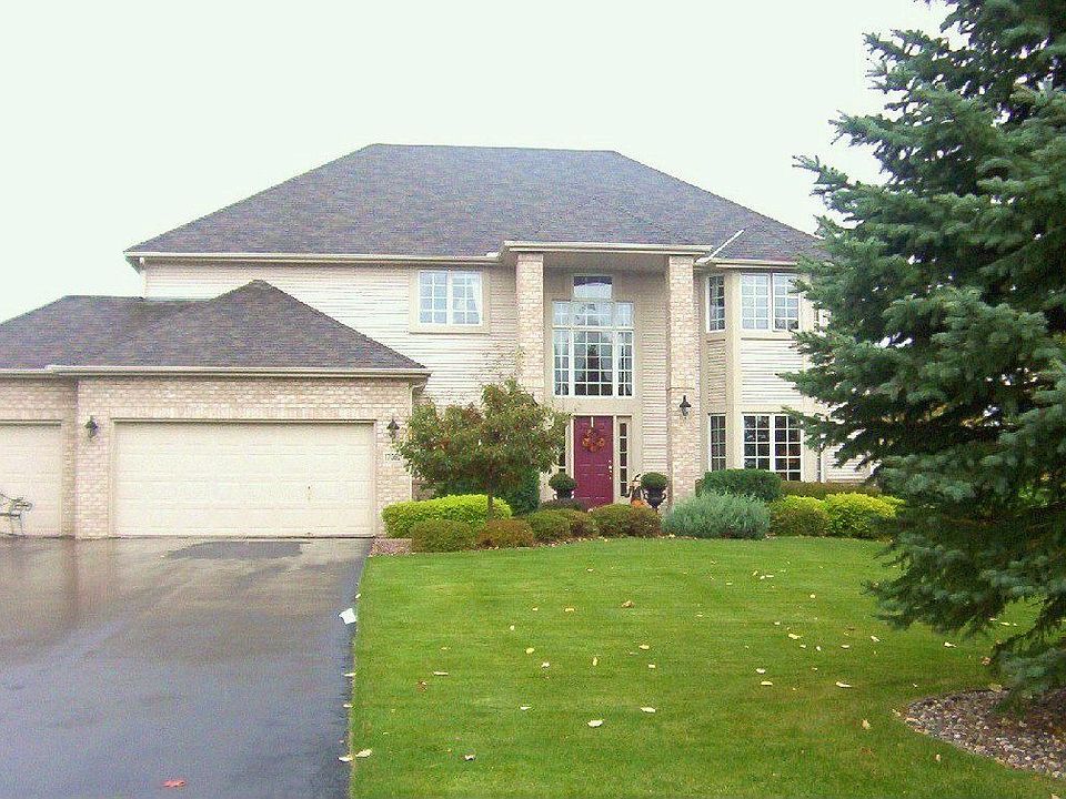 Beautiful Professionally Landscaped Yard 