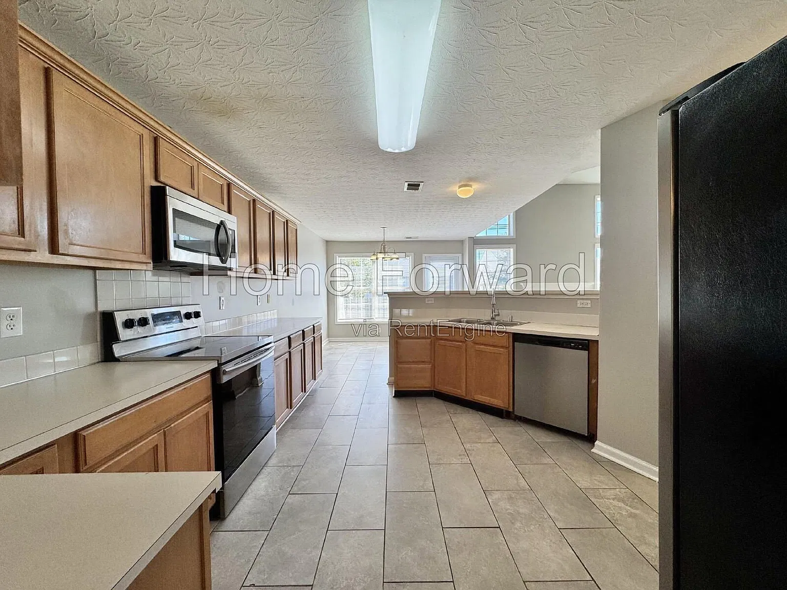 4 bed, 2.5 bath, 2323 sqft, $2,500 — Photo 4