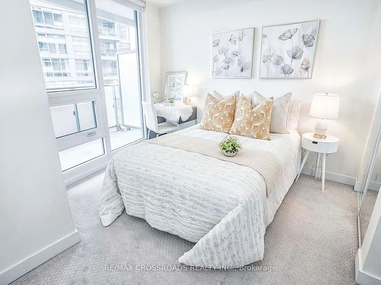 2221 Yonge St #1404 — Photo 11