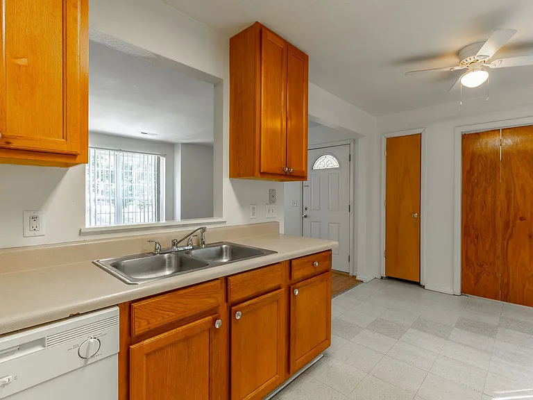 Eastwood Court Apartments — Photo 19