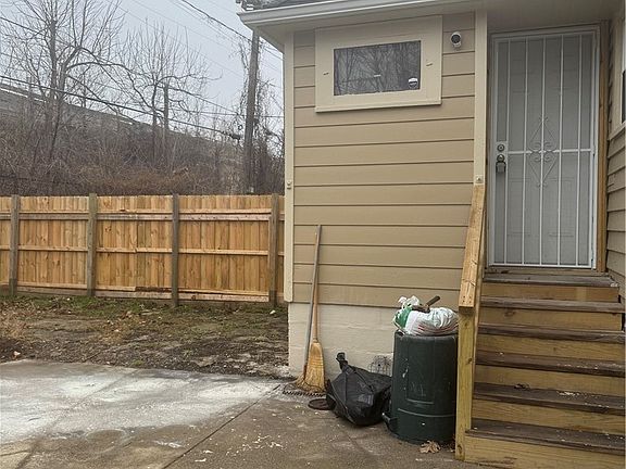 2nd image of 1015 E 131st St