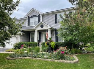 822 Viewpointe Dr, St Charles, IL 60174